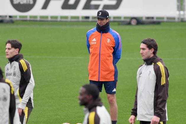 Thiago Motta head coach of Juventus FC during Champions League 2024 2025 training at JTC Continassa on January 20, 2025 in Turin, Italy - ph Giuliano Marchisciano  Copyright: xGiulianoxMarchisciano IPAxSportx xipa-agency.netx xx IPA_53155979 IPA_Agency_IPA53155979