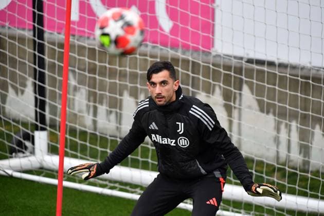 Mattia Perin of Juventus FC during Champions League 2024 2025 training at JTC Continassa on January 20, 2025 in Turin, Italy - ph Giuliano Marchisciano  Copyright: xGiulianoxMarchisciano IPAxSportx xipa-agency.netx xx IPA_53155946 IPA_Agency_IPA53155946