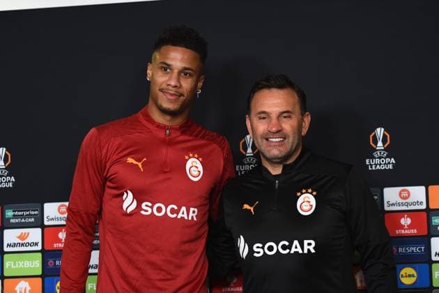 Coach Okan Buruk and player Ismael Jakobs of Galatasaray seen during the press conference, PK, Pressekonferenz a day before the UEFA Europa League game 7 Between Galatasaray and Dynamo Kiev in Istanbul at Rams Park Stadium , Istanbul , Turkey on January 20 , 2025. ( Photo by Seskimphoto ) Istanbul Turkey Istanbul Turkey Copyright: xSeskimphotox Okan_Buruk_200125 (5)