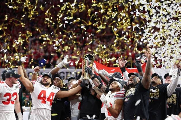 Bilder des Jahres 2025, Sport 01 Januar Sport Themen der Woche KW04 Sport Bilder des Tages Ohio State players and coaches celebrate holding the .College Football Playoff National Championship Trophy.after the game against Notre Dame in the 2024-25 College Football Playoff National Championship Game at Mercedes-Benz Stadium in Atlanta, GA on Monday, January 20, 2025. The Buckeyes defeated the Fighting Irish 34-23 to win the NCAA, College League, USA National Championship.  ATL20250120907 MikexZarrilli