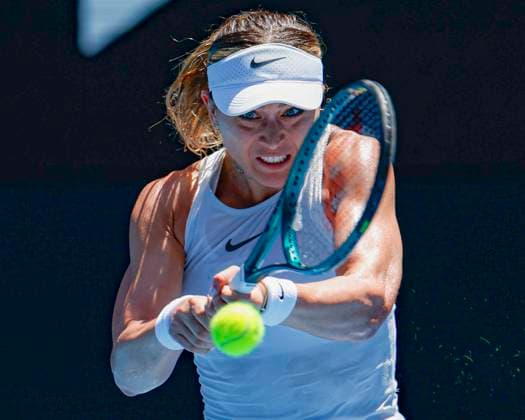 Sport Bilder des Tages (250121) -- MELBOURNE, Jan. 21, 2025 -- Paula Badosa hits a return during the women s singles quarterfinals match between Coco Gauff of the United States and Paula Badosa of Spain at the Australian Open tennis tournament in Melbourne, Australia, Jan. 21, 2025. (Photo by Xinhua) (SP)AUSTRALIA-MELBOURNE-TENNIS-AUSTRALIAN OPEN-DAY 10 ChuxChen 