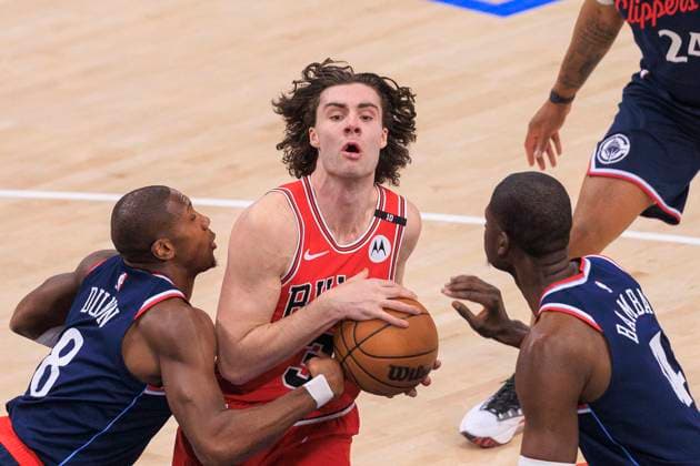 January 20, 2025, Inglewood, California, USA: Josh Giddey 3 of the Chicago Bulls is defended by Kris Dunn 8 and Mo Bamba 4 of the Los Angeles Clippers during the regular season NBA, Basketball Herren, USA game on Monday January 20, 2025 at Intuit Dome Arena in Inglewood, California. Clippers lose to Bulls, 99-112. JAVIER ROJAS PI Inglewood USA - ZUMAp124 20250120_zaa_p124_040 Copyright: xJavierxRojasx
