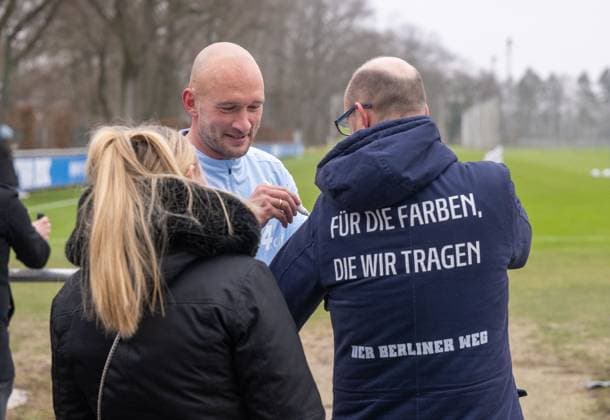 Soccer, Men, Season 2024 2025, 2 Bundesliga, Hertha BSC, Training, Toni Leistner Hertha BSC signs autographs, 21 01 2025, Copyright: xMatthiasxKochx