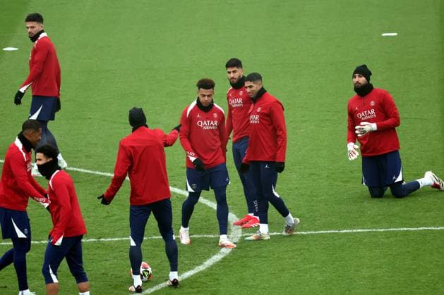 PSG - MANCHESTER CITY PHOTOPQR LE PARISIEN Le Parisien Arnaud Journois ; POISSY ; 21 01 2025 ; FOOTBALL , LIGUE DES CHAMPIONS UEFA , 21 01 2025 PARIS SG - MANCHESTER CITY ENTRAINEMENT DE VEILLE DE MATCH DU PSG AU CAMPUS PSG A POISSY GONCALO RAMOS , DESIRE DOUE , MARCO ASENSIO , ACHRAF HAKIMI , GIANLUIGI DONNARUMMA PHOTO LE PARISIEN ARNAUD JOURNOIS - PSG training and presse conf on the eve of the match against Manchester City POISSY France  Copyright: xPHOTOPQR LExPARISIEN MAXPPPxLexParisienx xArnaudxJournoisx 20250121LPA0066 20250121LPA0066