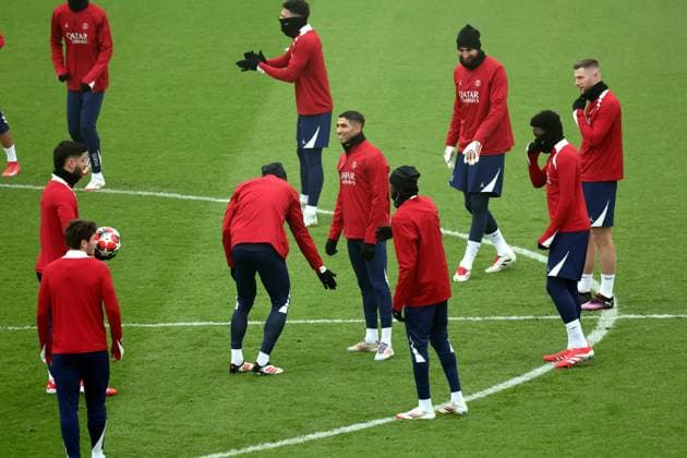 PSG - MANCHESTER CITY PHOTOPQR LE PARISIEN Le Parisien Arnaud Journois ; POISSY ; 21 01 2025 ; FOOTBALL , LIGUE DES CHAMPIONS UEFA , 21 01 2025 PARIS SG - MANCHESTER CITY ENTRAINEMENT DE VEILLE DE MATCH DU PSG AU CAMPUS PSG A POISSY ACHRAF HAKIMI AU CENTRE PHOTO LE PARISIEN ARNAUD JOURNOIS - PSG training and presse conf on the eve of the match against Manchester City POISSY France  Copyright: xPHOTOPQR LExPARISIEN MAXPPPxLexParisienx xArnaudxJournoisx 20250121LPA0078 20250121LPA0078