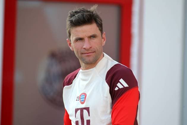 Munich, Germany, January 21, 2025 Football, Men, Bundesliga, Season 2024 2025, FC Bayern Munich, Final training, Training, Champions League Thomas Müller, Mueller FC Bayern Munich on the way to the training ground