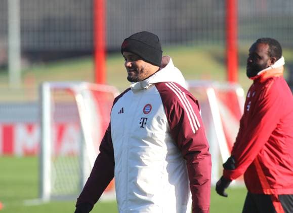 Munich, Germany, January 21, 2025 Football, Men, Bundesliga, Season 2024 2025, FC Bayern Munich, Final training, Training, Champions League Vincent Kompany, Coach FC Bayern Munich watches the training session