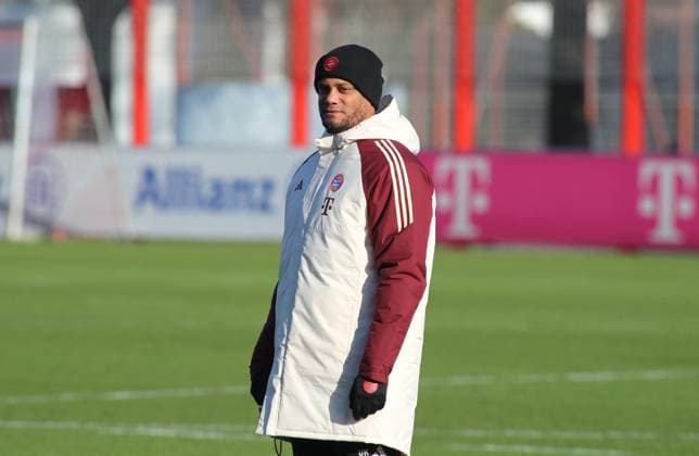 Munich, Germany, January 21, 2025 Football, Men, Bundesliga, Season 2024 2025, FC Bayern Munich, Final training, Training, Champions League Vincent Kompany, Coach FC Bayern Munich watches the training session