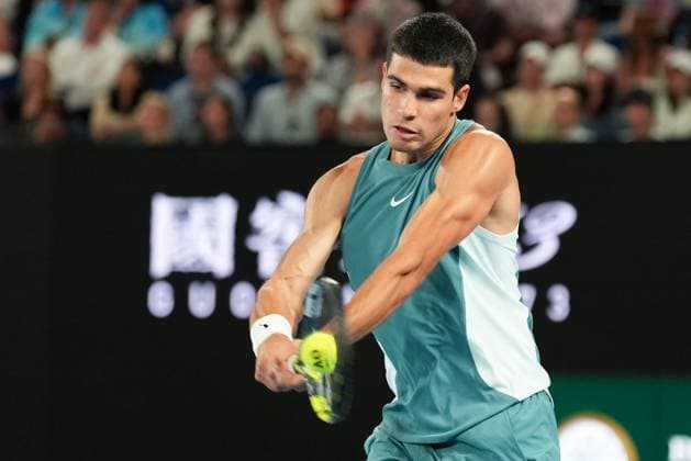 January 21, 2025: 3rd seed CARLOS ALCARAZ of Spain in action against 7th seed NOVAK DJOKOVIC of Serbia on Rod Laver Arena in a Men s Singles Quarterfinals match on day 11 of the 2025 Australian Open in Melbourne, Australia. Cal Media Melbourne Australia - ZUMAc04_ 20250121_faf_c04_014 Copyright: xSydneyxLowx