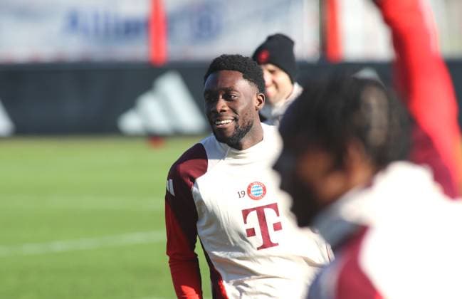 Munich, Germany, January 21, 2025 Football, Men, Bundesliga, Season 2024 2025, FC Bayern Munich, Final training, Training, Champions League Alphonso Davies FC Bayern Munich in a good mood
