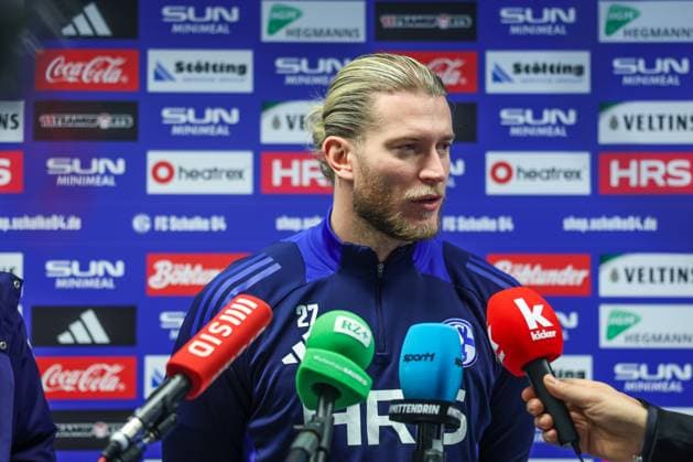 21 01 2025, Football, Season 2024 2025, 2 Bundesliga, Training FC Schalke 04, Loris Karius FC Schalke 04 in the media round Gelsenkirchen NRW Germany xRHR PHOTO TRx Copyright: RHR-FOTOx RHR-FOTO TR