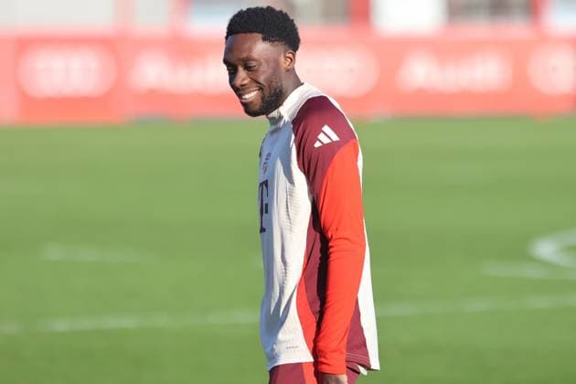 19 Alphonso Davies, is in a good mood, Portraet, Portrait, Soccer Final training FC Bayern Munich before UEFA Champions League match against Feyenoord Rotterdam 21 01 2025 Training ground, Säbenerstr PHOTO Mladen Lackovic LakoPress