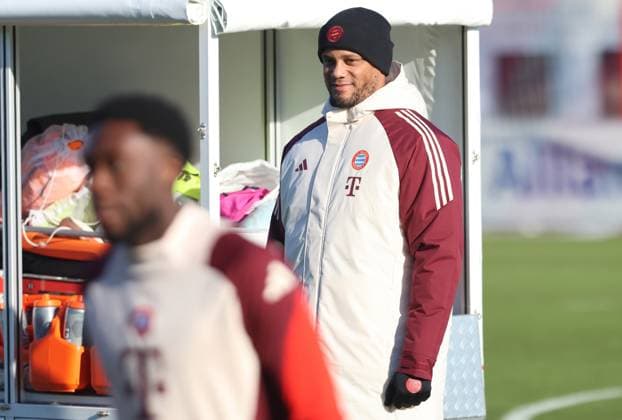 Coach Vincent Kompany, and 19 Alphonso Davies, Portraet, Portrait, Football Final training FC Bayern Munich before UEFA Champions League match against Feyenoord Rotterdam 21 01 2025 Training ground, Säbenerstr PHOTO Mladen Lackovic LakoPress