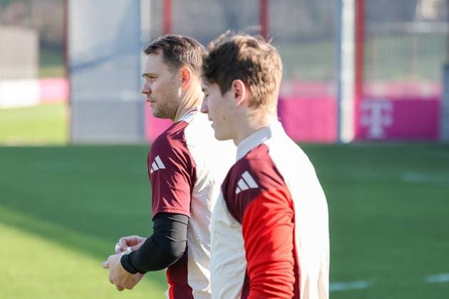 Manuel Neuer FC Bayern Muenchen, 01 and Max Schmitt FC Bayern Muenchen, 35 come out of the dressing room, on their way to the training ground, GER, Final training, FC Bayern Muenchen, Football, UEFA Champions League, Matchday 7, 2024 2025 season, 21 01 2025, GER, Final training, FC Bayern Muenchen, Football, UEFA Champions League, Matchday 7, 2024 2025 season, 21 01 2025 Muenchen Copyright: xEibner-Pressefoto JennixMaulx EP_JML