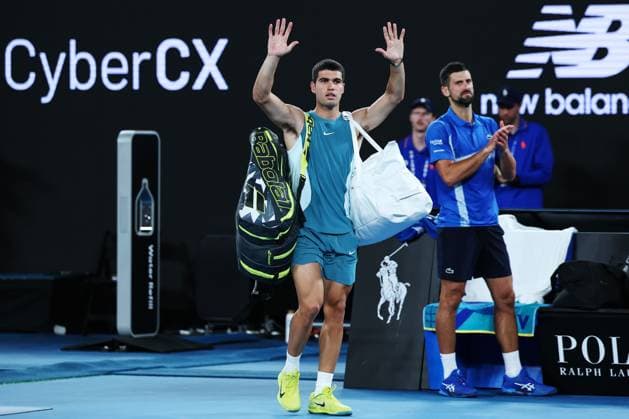 Carlos Alcaraz waves to the crowd after losing his Quarter-final match against Djokovic in the Rod Laver Arena Australian Open, Day Ten, Tennis, Melbourne Park, Melbourne, Australia - 21 Jan 2025  Copyright: xEllaxLing Shutterstockx 15108779fr