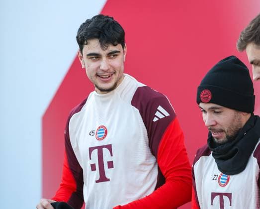 Aleksandar Pavlovic FC Bayern Muenchen, 45 and Raphael Guerreiro FC Bayern Muenchen, 22 come out of the dressing room, on their way to the training ground, GER, Final training, FC Bayern Muenchen, Football, UEFA Champions League, Matchday 7, 2024 2025 season, 21 01 2025, GER, Final training, FC Bayern Muenchen, Football, UEFA Champions League, Matchday 7, 2024 2025 season, 21 01 2025 Muenchen Copyright: xEibner-Pressefoto JennixMaulx EP_JML
