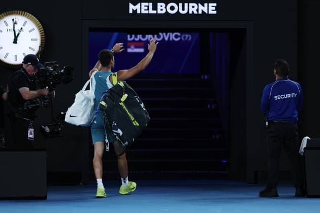 Carlos Alcaraz waves to the crowd after losing his Quarter-final match against Djokovic in the Rod Laver Arena Australian Open, Day Ten, Tennis, Melbourne Park, Melbourne, Australia - 21 Jan 2025  Copyright: xEllaxLing Shutterstockx 15108779fs
