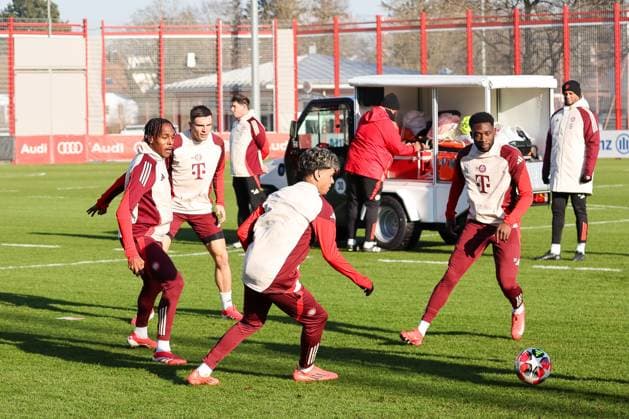 Training match, Alphonso Davies FC Bayern Muenchen, 19 with Adam Aznou FC Bayern Muenchen, 49 and Mathys Tel FC Bayern Muenchen, 39 , with Joao Palhinha FC Bayern Muenchen, 16 and Vincent Kompany FC Bayern Muenchen, Head Coach , GER, Final training, FC Bayern Muenchen, Football, UEFA Champions League, Matchday 7, Season 2024 2025, 21 01 2025, GER, Final training, FC Bayern Muenchen, Football, UEFA Champions League, Matchday 7, Season 2024 2025, 21 01 2025 Muenchen Copyright: xEibner-Pressefoto JennixMaulx EP_JML
