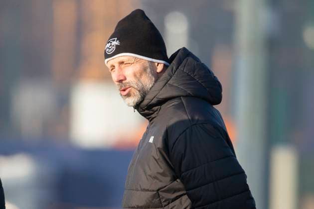GER, Leipzig, Final training RB Leipzig before matchday 7 of the UEFA Champions League group stage against Sporting Lisbon in the picture from left Marco Rose RB Leipzig coach , discusses with his co-coach 21 01 2025, UEFA REGULATES PROHIBIT ANY USE OF PHOTOGRAPHS AS IMAGE SEQUENCES AND OR QUASI VIDEO, Copyright: HMBxMedia PaulxFritz