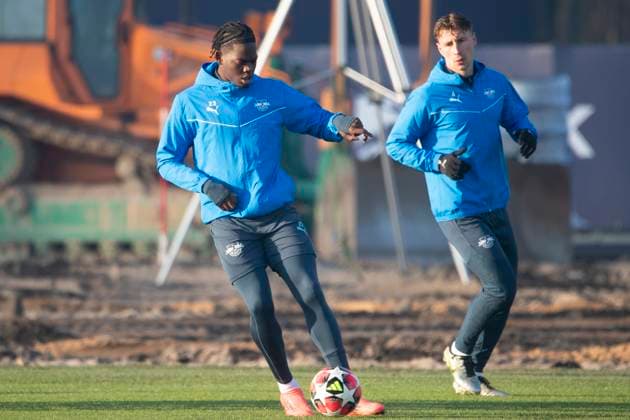 GER, Leipzig, Final training RB Leipzig before matchday 7 of the UEFA Champions League group stage against Sporting Lisbon in the picture from l Castello Lukeba RB Leipzig 23 , with ball 21 01 2025, UEFA REGULATIONS PROHIBIT ANY USE OF PHOTOGRAPHS AS IMAGE SEQUENCES AND OR QUASI VIDEO, Copyright: HMBxMedia PaulxFritz