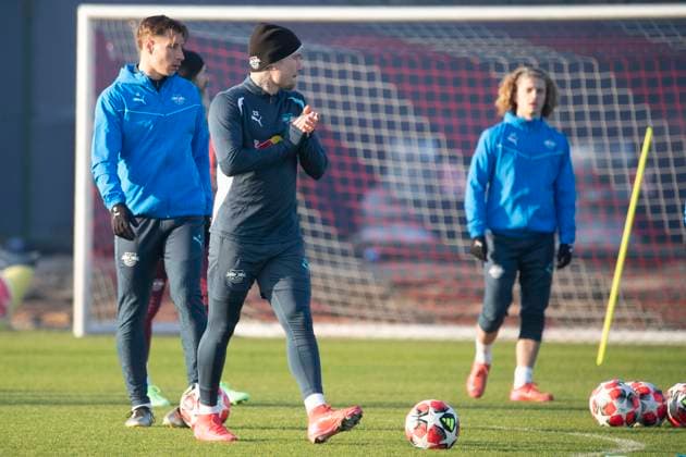 GER, Leipzig, Final training RB Leipzig before matchday 7 of the UEFA Champions League group stage against Sporting Lisbon in the picture from l Willi Orban RB Leipzig 04 , David Raum RB Leipzig 22 , claps his hands in motivation 21 01 2025, UEFA REGULATES PROHIBIT ANY USE OF PHOTOGRAPHS AS IMAGE SEQUENCES AND OR QUASI VIDEO, Copyright: HMBxMedia PaulxFritz