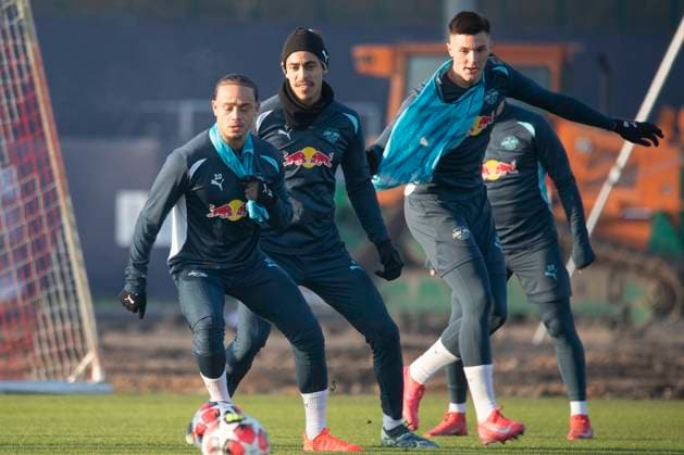 GER, Leipzig, Final training RB Leipzig before matchday 7 of the UEFA Champions League group stage against Sporting Lisbon in the picture from l Xavi Simons RB Leipzig 10 , Yussuf Poulsen RB Leipzig 09 , Benjamin Sesko RB Leipzig 30 , with ball in action 21 01 2025, UEFA REGULATIONS PROHIBIT ANY USE OF PHOTOGRAPHS AS IMAGE SEQUENCES AND OR QUASI VIDEO, Copyright: HMBxMedia PaulxFritz
