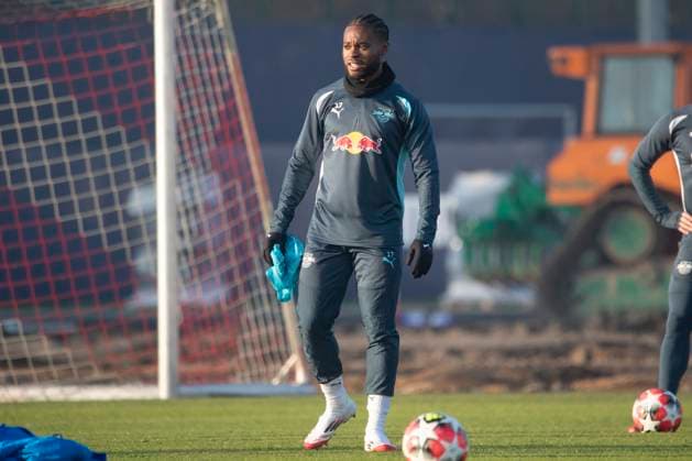 GER, Leipzig, Final training RB Leipzig before matchday 7 of the UEFA Champions League group stage against Sporting Lisbon in the picture v l Ridle Baku RB Leipzig 17 , with training bib in hand , single, looks motivated 21 01 2025, UEFA REGULATIONS PROHIBIT ANY USE OF PHOTOGRAPHS AS IMAGE SEQUENCES AND OR QUASI VIDEO, Copyright: HMBxMedia PaulxFritz