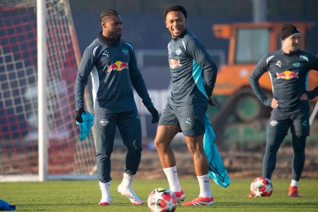 GER, Leipzig, Final training RB Leipzig before matchday 7 of the UEFA Champions League group stage against Sporting Lisbon in the picture from l Ridle Baku RB Leipzig 17 , Lois Openda RB Leipzig 11 , laughing, looks happy with training bib in hand 21 01 2025, UEFA REGULATIONS PROHIBIT ANY USE OF PHOTOGRAPHS AS IMAGE SEQUENCES AND OR QUASI VIDEO, Copyright: HMBxMedia PaulxFritz