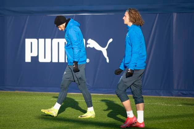 GER, Leipzig, Final training RB Leipzig before matchday 7 of the UEFA Champions League group stage against Sporting Lisbon in the picture from l Eljif Elmas RB Leipzig 06 , with lowered head, Viggo Gebel RB Leipzig 47 , enter the training ground 21 01 2025, UEFA REGULATIONS PROHIBIT ANY USE OF PHOTOGRAPHS AS IMAGE SEQUENCES AND OR QUASI VIDEO, Copyright: HMBxMedia PaulxFritz