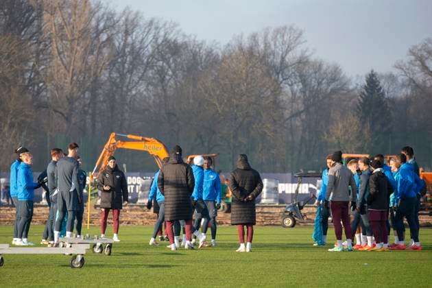 GER, Leipzig, Final training RB Leipzig before matchday 7 of the UEFA Champions League group stage against Sporting Lisbon in the picture from left Marco Rose RB Leipzig coach , holds speech in front of the team, construction site of the training grounds in the background 21 01 2025, UEFA REGULATIONS PROHIBIT ANY USE OF PHOTOGRAPHS AS IMAGE SEQUENCES AND OR QUASI VIDEO, Copyright: HMBxMedia PaulxFritz