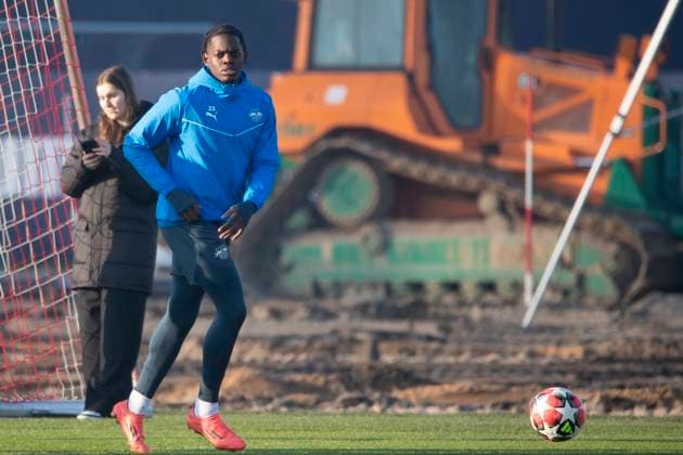 GER, Leipzig, Final training RB Leipzig before matchday 7 of the UEFA Champions League group stage against Sporting Lisbon in the picture v l Castello Lukeba RB Leipzig 23 , single, jogging , construction site on the training pitches in the background 21 01 2025, UEFA REGULATIONS PROHIBIT ANY USE OF PHOTOGRAPHS AS IMAGE SEQUENCES AND OR QUASI VIDEO, Copyright: HMBxMedia PaulxFritz