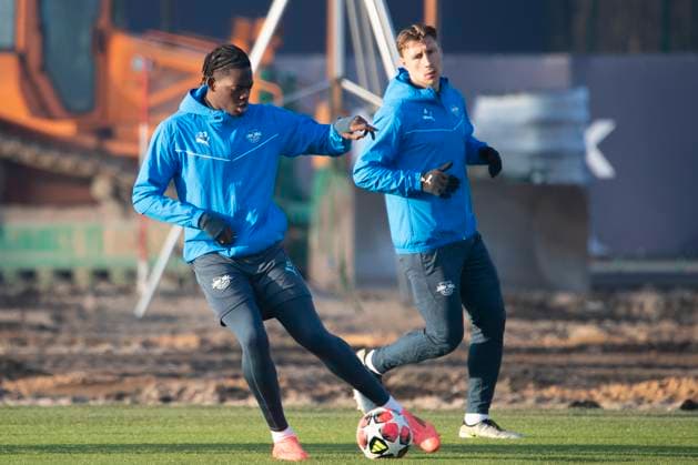 GER, Leipzig, Final training RB Leipzig before matchday 7 of the UEFA Champions League group stage against Sporting Lisbon in the picture from l Castello Lukeba RB Leipzig 23 , with ball in action, Willi Orban RB Leipzig 04 , in the background , construction site on the training grounds in the background 21 01 2025, UEFA REGULATIONS PROHIBIT ANY USE OF PHOTOGRAPHS AS IMAGE SEQUENCES AND OR QUASI VIDEO, Copyright: HMBxMedia PaulxFritz