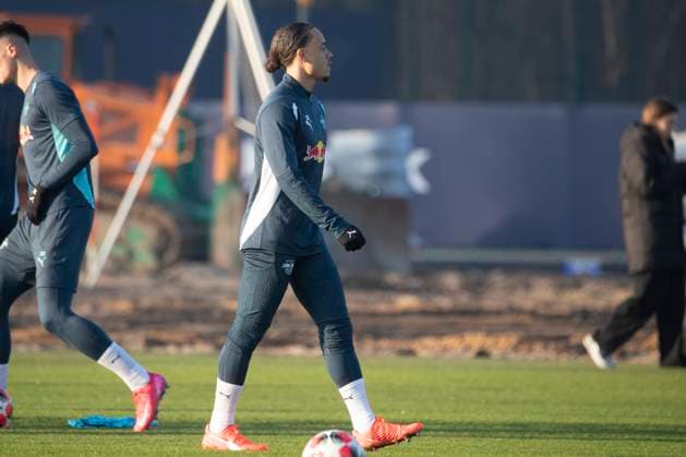 GER, Leipzig, Final training RB Leipzig before matchday 7 of the UEFA Champions League group stage against Sporting Lisbon in the picture v l Xavi Simons RB Leipzig 10 , single, over the training ground running 21 01 2025, UEFA REGULATES PROHIBIT ANY USE OF PHOTOGRAPHS AS IMAGE SEQUENCES AND OR QUASI VIDEO, Copyright: HMBxMedia PaulxFritz