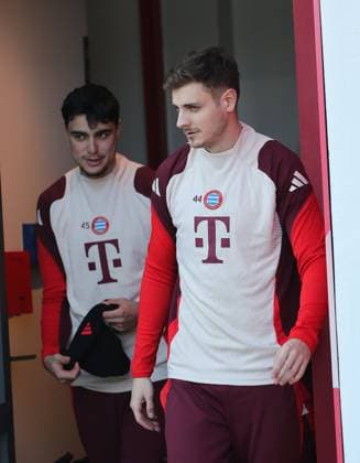 21 01 2025, Champions League FC Bayern final training, Saebenerstrasse Muenchen, Soccer, Sports, in the picture Aleksandar Pavlovic FC Bayern Muenchen and Josip Stanisic FC Bayern Muenchen