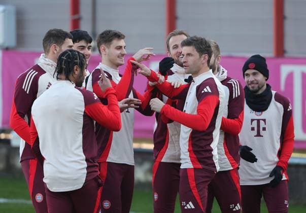 21 01 2025, Champions League FC Bayern final training, Saebenerstrasse Muenchen, Football, Sports, in the picture Leon Goretzka FC Bayern Muenchen , Serge Gnabry FC Bayern Muenchen , Aleksandar Pavlovic FC Bayern Muenchen , Josip Stanisic FC Bayern Muenchen , Harry Kane FC Bayern Muenchen , Thomas Mueller FC Bayern Muenchen , Konrad Laimer FC Bayern Muenchen and Raphael Guerreiro FC Bayern Muenchen have fun tweaking their ears