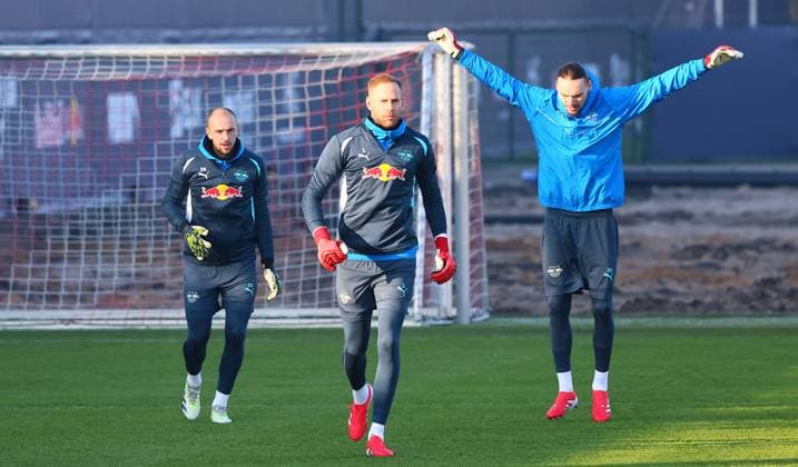 Leipzig, 21.01.2025, RBL Trainingszentrum, UEFA Champions League , RB LEIPZIG Training vor dem morgigen Spiel vs. Sporting Lissabon , Im Bild v.l.: Torwart Leopold Zingerle (25, RB Leipzig), Torwart Peter Gulacsi (1, RB Leipzig), Torwart Maarten Vandevoordt (26, RB Leipzig) , Nur zur redaktionellen Nutzung. Only editorial use. , Picture Point