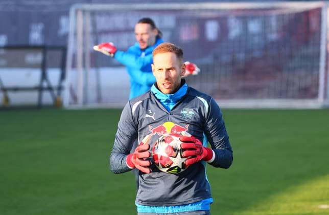 Leipzig, 21.01.2025, RBL Trainingszentrum, UEFA Champions League , RB LEIPZIG Training vor dem morgigen Spiel vs. Sporting Lissabon , Im Bild: Torwart Peter Gulacsi (1, RB Leipzig) vor Torwart Maarten Vandevoordt (26, RB Leipzig) , Nur zur redaktionellen Nutzung. Only editorial use. , Picture Point
