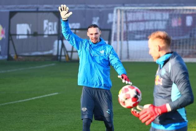Leipzig, 21.01.2025, RBL Trainingszentrum, UEFA Champions League , RB LEIPZIG Training vor dem morgigen Spiel vs. Sporting Lissabon , Im Bild v.l.: Torwart Maarten Vandevoordt (26, RB Leipzig) und Torwart Peter Gulacsi (1, RB Leipzig) , Nur zur redaktionellen Nutzung. Only editorial use. , Picture Point