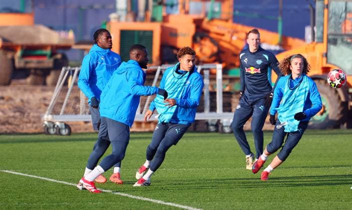 Leipzig, 21 01 2025, RBL training center, UEFA Champions League , RB LEIPZIG training ahead of tomorrows match against Sporting Lisbon , Pictured from l Castello Lukeba 23, RB Leipzig , Lutsharel Geertruida 3, RB Leipzig , Antonio Nusa 7, RB Leipzig , Lukas Klostermann 16, RB Leipzig and Viggo Gebel 47, RB Leipzig , For editorial use only , Picture Point