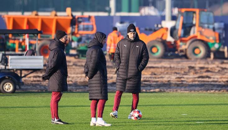 Leipzig, 21 01 2025, RBL training center, UEFA Champions League , RB LEIPZIG training before tomorrows match against Sporting Lisbon , In the picture from l RB sports psychologist Peter Schneider, co-coach Frank Geideck RB Leipzig and coach Marco Rose RB Leipzig , For editorial use only , Picture Point