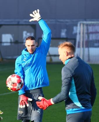 Leipzig, 21 01 2025, RBL training center, UEFA Champions League , RB LEIPZIG training before tomorrows match against Sporting Lisbon , In the picture from l goalkeeper Maarten Vandevoordt 26, RB Leipzig and goalkeeper Peter Gulacsi 1, RB Leipzig , For editorial use only Only editorial use , Picture Point