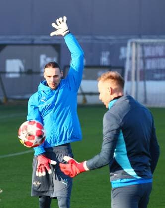Leipzig, 21 01 2025, RBL training center, UEFA Champions League , RB LEIPZIG training before tomorrows match against Sporting Lisbon , In the picture from l goalkeeper Maarten Vandevoordt 26, RB Leipzig and goalkeeper Peter Gulacsi 1, RB Leipzig , For editorial use only Only editorial use , Picture Point