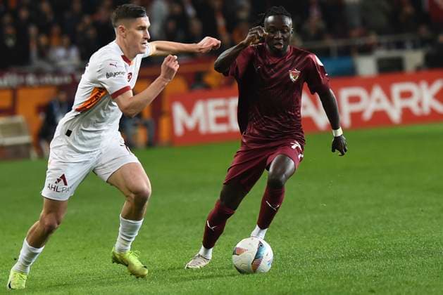 Joelson Fernandes (R) of Hatayspor and Roland Sallai (L) of Galatasaray battle for the ball during the Turkish Super League match between Hatayspor and Galatasaray at Mersin Stadium in Mersin , Turkey on January 17 , 2025. ( Photo by Seskimphoto ) Hatayspor v Galatasaray - Turkish Super League 