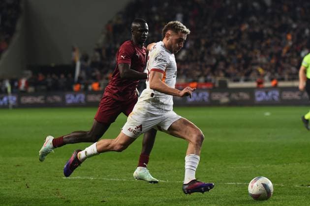 Lamine Diack of Hatayspor and Baris Alper Yilmaz of Galatasaray during the Turkish Super League match between Hatayspor and Galatasaray at Mersin Stadium in Mersin , Turkey on January 17 , 2025. ( Photo by Seskimphoto ) Hatayspor v Galatasaray - Turkish Super League 
