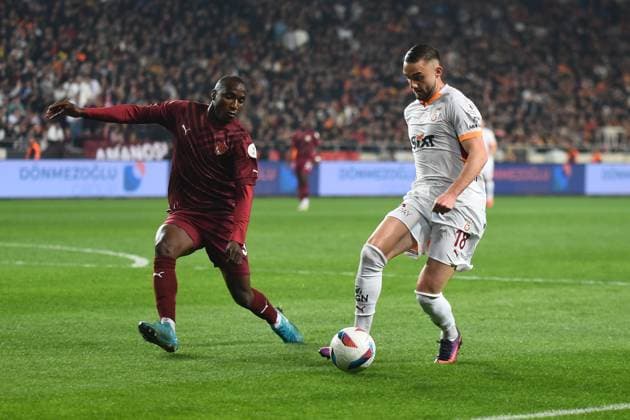 Guy-Marcelin Kilama (L) of Hatayspor and Berkan Kutlu (R) of Galatasaray battle for the ball during the Turkish Super League match between Hatayspor and Galatasaray at Mersin Stadium in Mersin , Turkey on January 17 , 2025. ( Photo by Seskimphoto ) Hatayspor v Galatasaray - Turkish Super League 