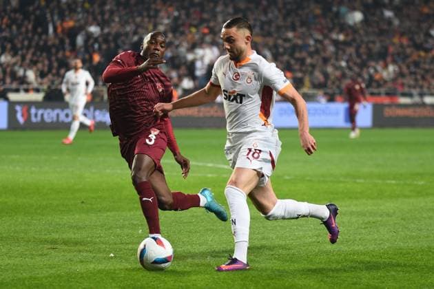Guy-Marcelin Kilama (L) of Hatayspor and Berkan Kutlu (R) of Galatasaray battle for the ball during the Turkish Super League match between Hatayspor and Galatasaray at Mersin Stadium in Mersin , Turkey on January 17 , 2025. ( Photo by Seskimphoto ) Hatayspor v Galatasaray - Turkish Super League 