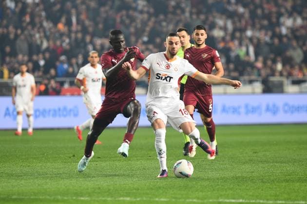 Lamine Diack of Hatayspor and Berkan Kutlu (R) of Galatasaray battle for the ball during the Turkish Super League match between Hatayspor and Galatasaray at Mersin Stadium in Mersin , Turkey on January 17 , 2025. ( Photo by Seskimphoto ) Hatayspor v Galatasaray - Turkish Super League 