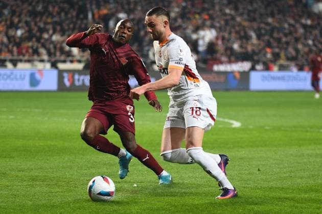 Guy-Marcelin Kilama (L) of Hatayspor and Berkan Kutlu (R) of Galatasaray battle for the ball during the Turkish Super League match between Hatayspor and Galatasaray at Mersin Stadium in Mersin , Turkey on January 17 , 2025. ( Photo by Seskimphoto ) Hatayspor v Galatasaray - Turkish Super League 