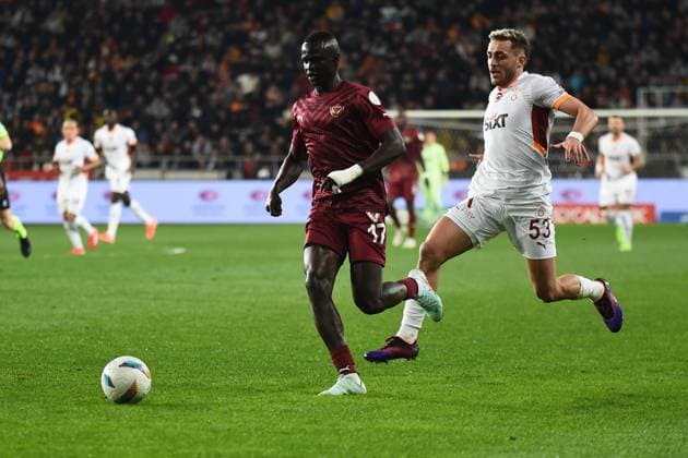 Lamine Diack of Hatayspor and Baris Alper Yilmaz (R) of Galatasaray battle for the ball during the Turkish Super League match between Hatayspor and Galatasaray at Mersin Stadium in Mersin , Turkey on January 17 , 2025. ( Photo by Seskimphoto ) Hatayspor v Galatasaray - Turkish Super League 