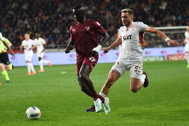 Lamine Diack of Hatayspor and Baris Alper Yilmaz (R) of Galatasaray battle for the ball during the Turkish Super League match between Hatayspor and Galatasaray at Mersin Stadium in Mersin , Turkey on January 17 , 2025. ( Photo by Seskimphoto ) Hatayspor v Galatasaray - Turkish Super League 